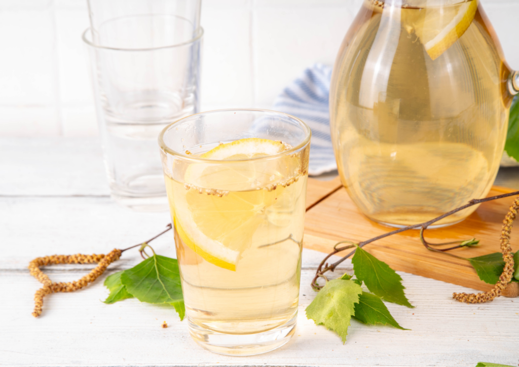 Un verre et une bouteille de sève de bouleau naturelle pour une cure de printemps